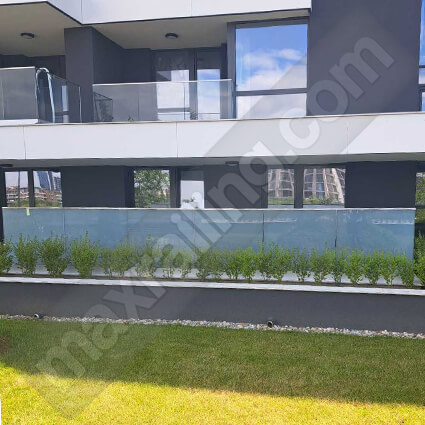 Стъклен парапет по тераси с алуминиев профил основа